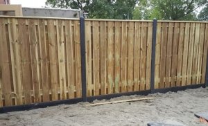 Beton hout schutting antraciet