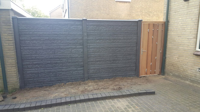 Rots motief betonschutting