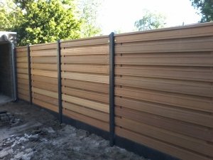 Zwarte blokhutprofiel schutting met witte palen