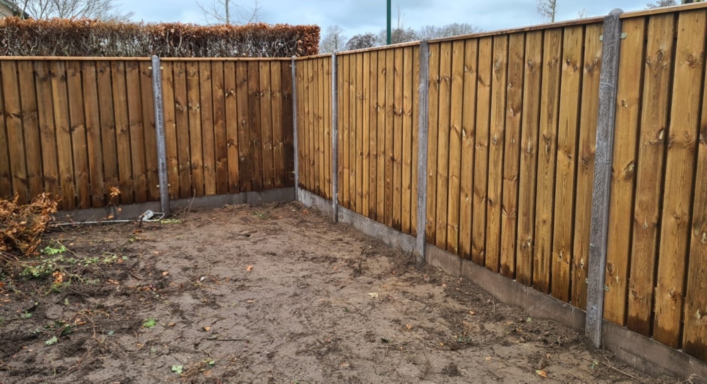 Taupe schutting betonpalen met nobifix