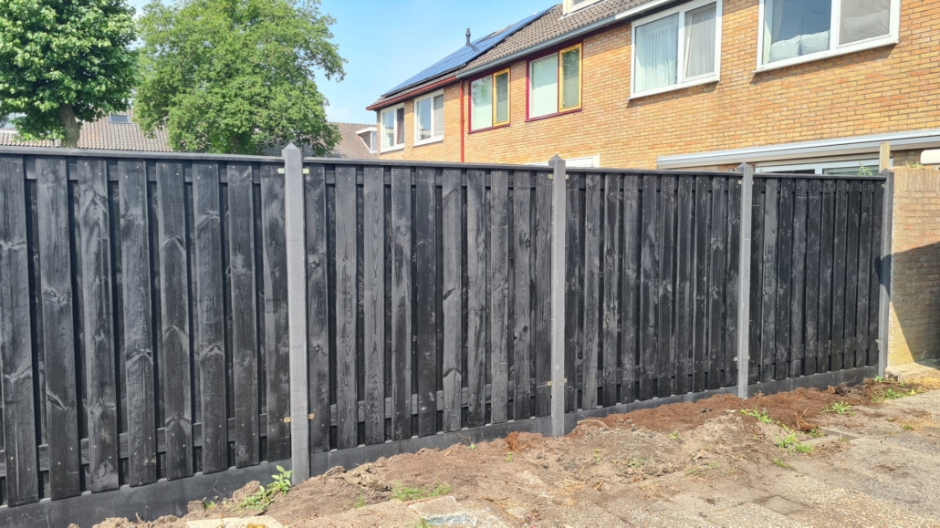 Betonschutting met houten tuinschermen