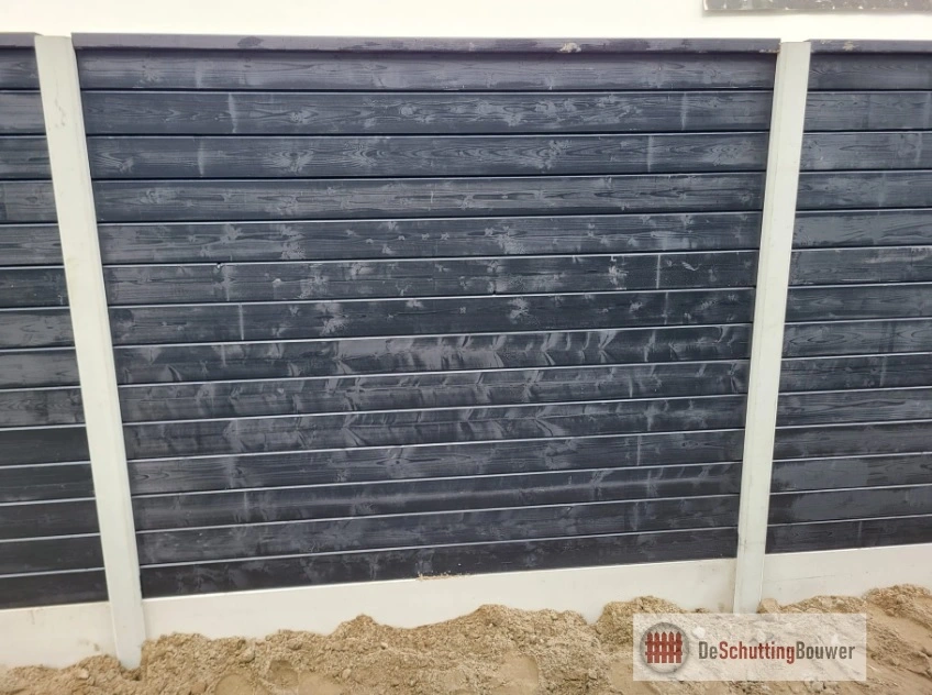 Zwarte schutting met witte palen