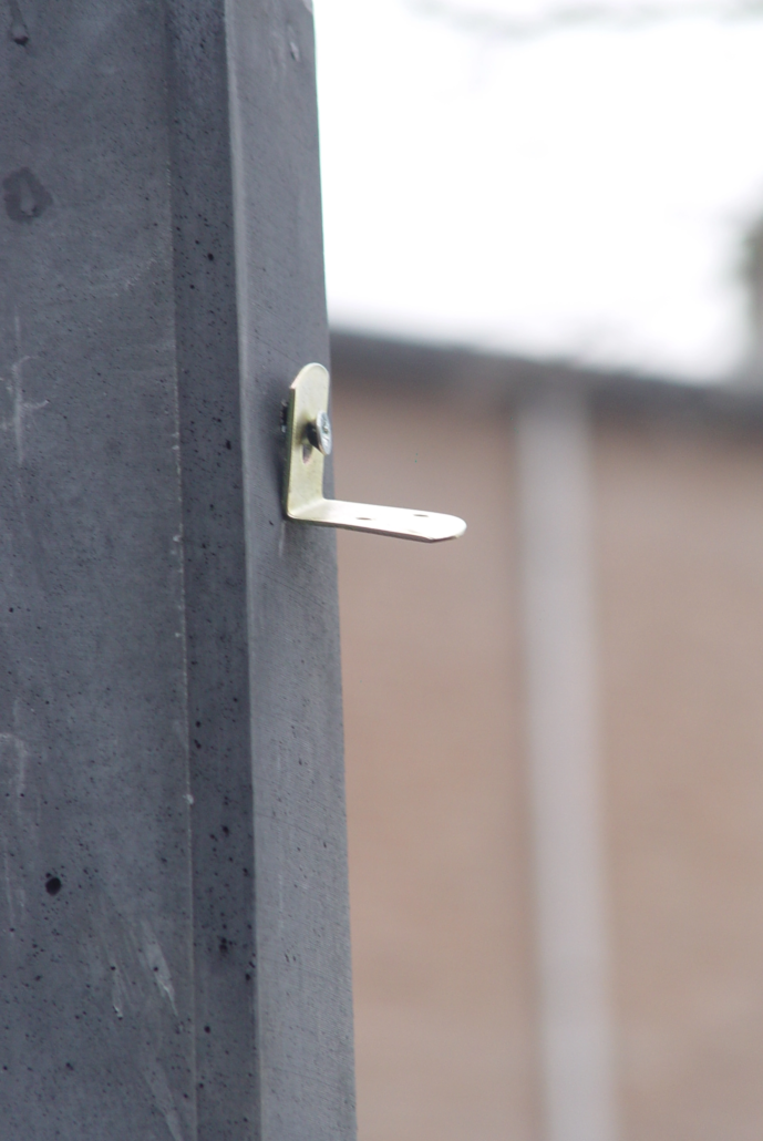 Schutting beugels plaatsen