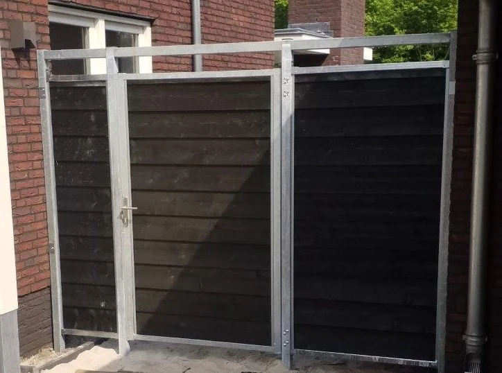 Zwarte tuindeur op maat