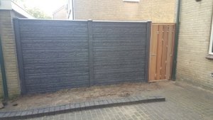 Rots motief betonschutting