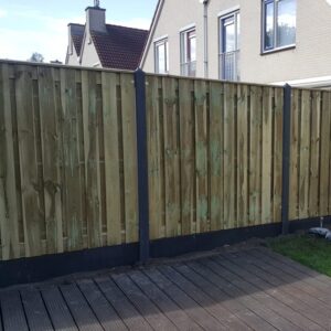 Tuinschutting van hout en beton