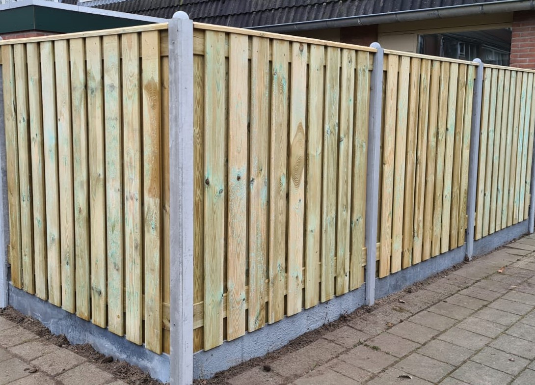 Grijze schutting