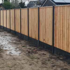 Hout beton schutting met antraciet betonpalen