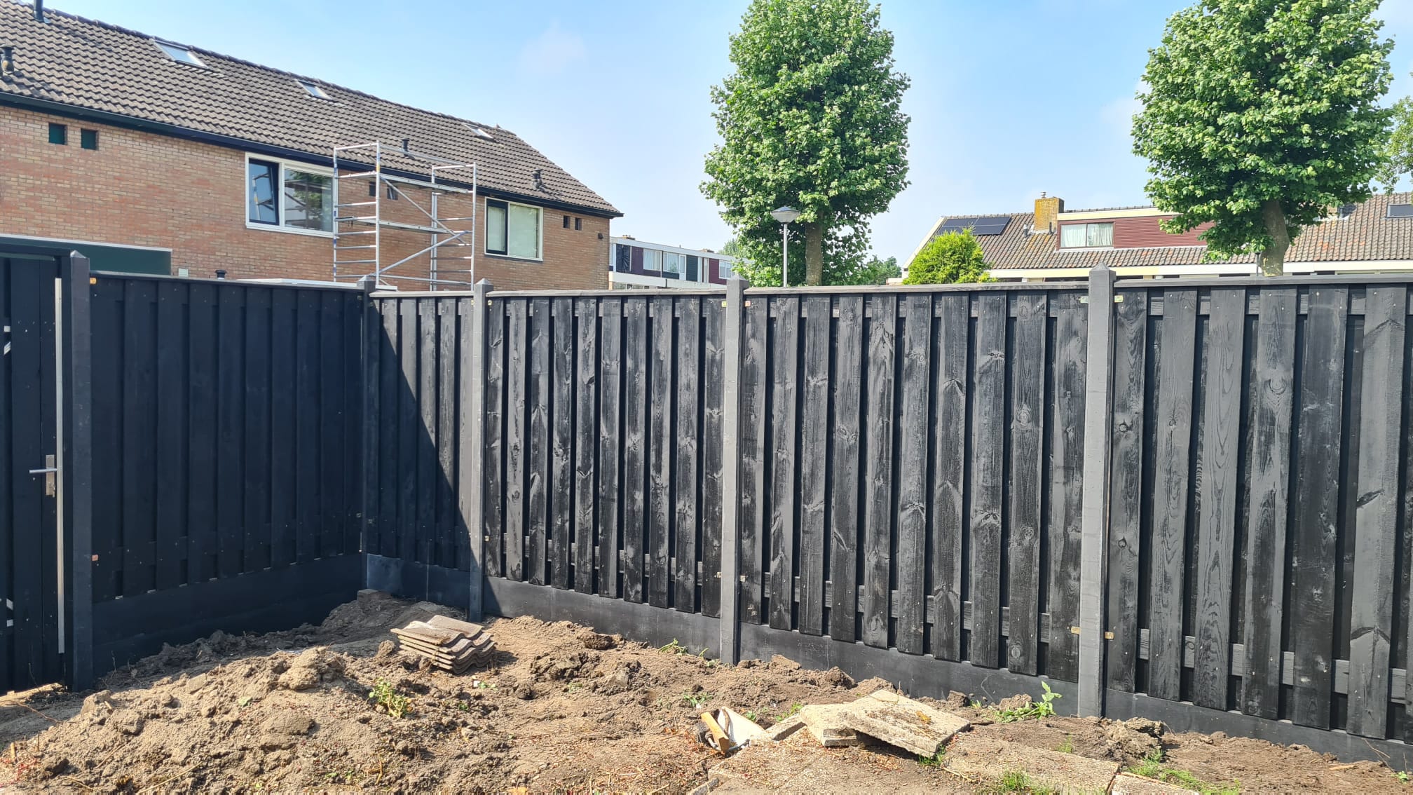 Zwarte schutting