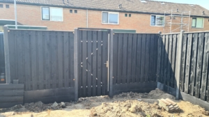 Zwarte tuindeur voor schutting